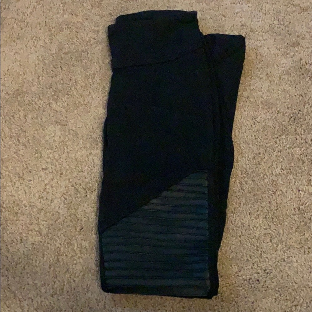 Black ribbed leggings